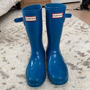 Blue Hunter boots - like new!